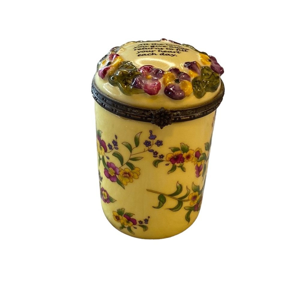 Beautiful Bombay Vintage Candle in Ceramic Holder With Beautiful Words NWOT